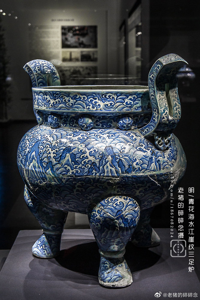 国家宝藏出场的故宫博物院"青花海水江崖纹三足炉"其实当时有三件