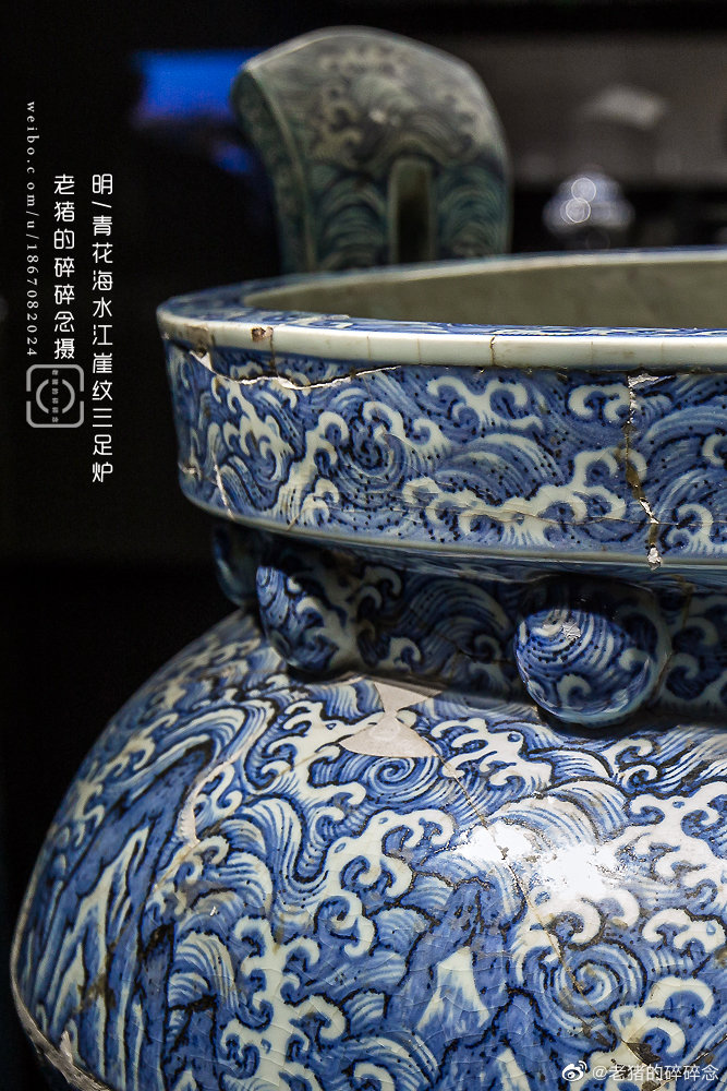 国家宝藏出场的故宫博物院"青花海水江崖纹三足炉"其实当时有三件