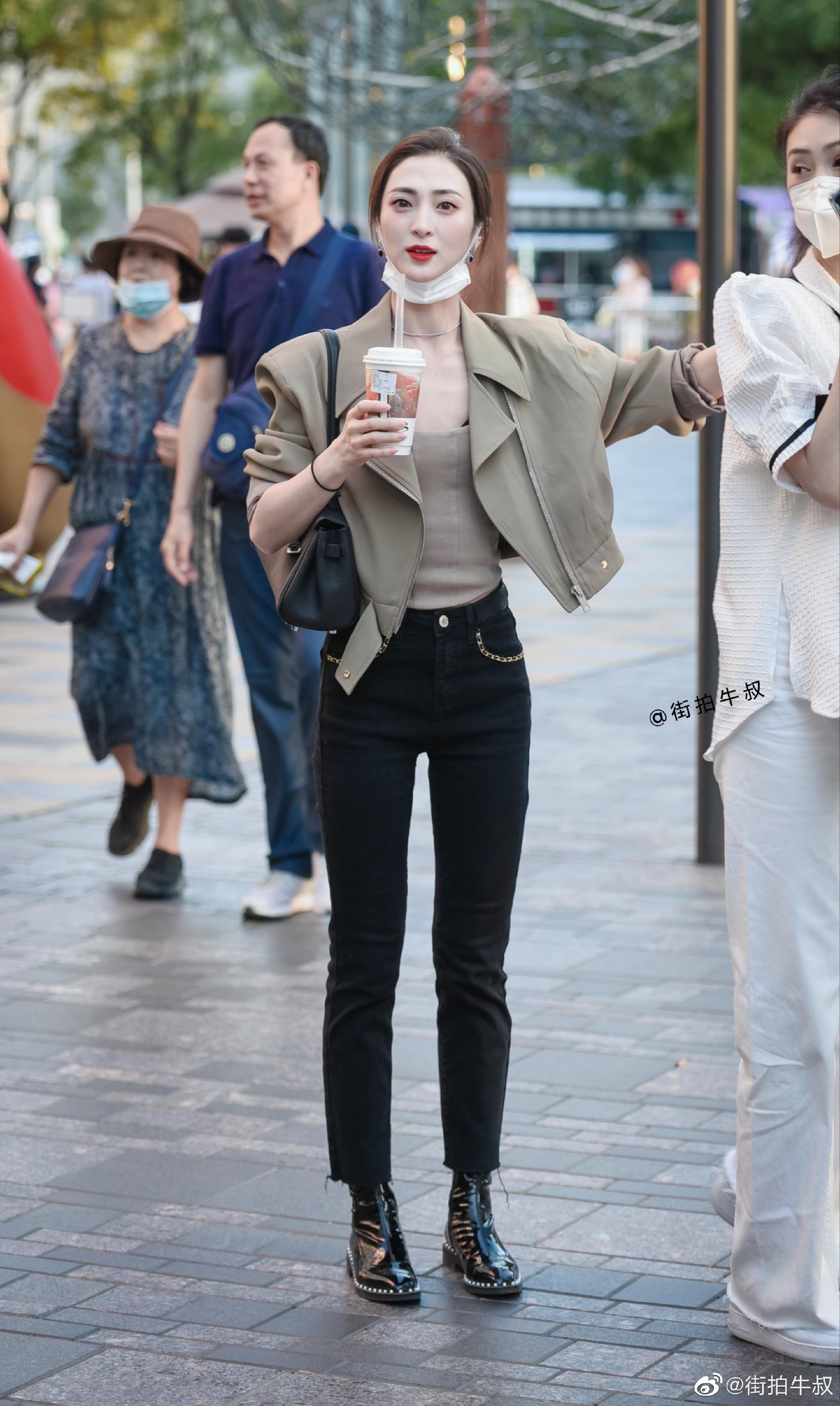 美女穿着时尚复古的短款夹克出街