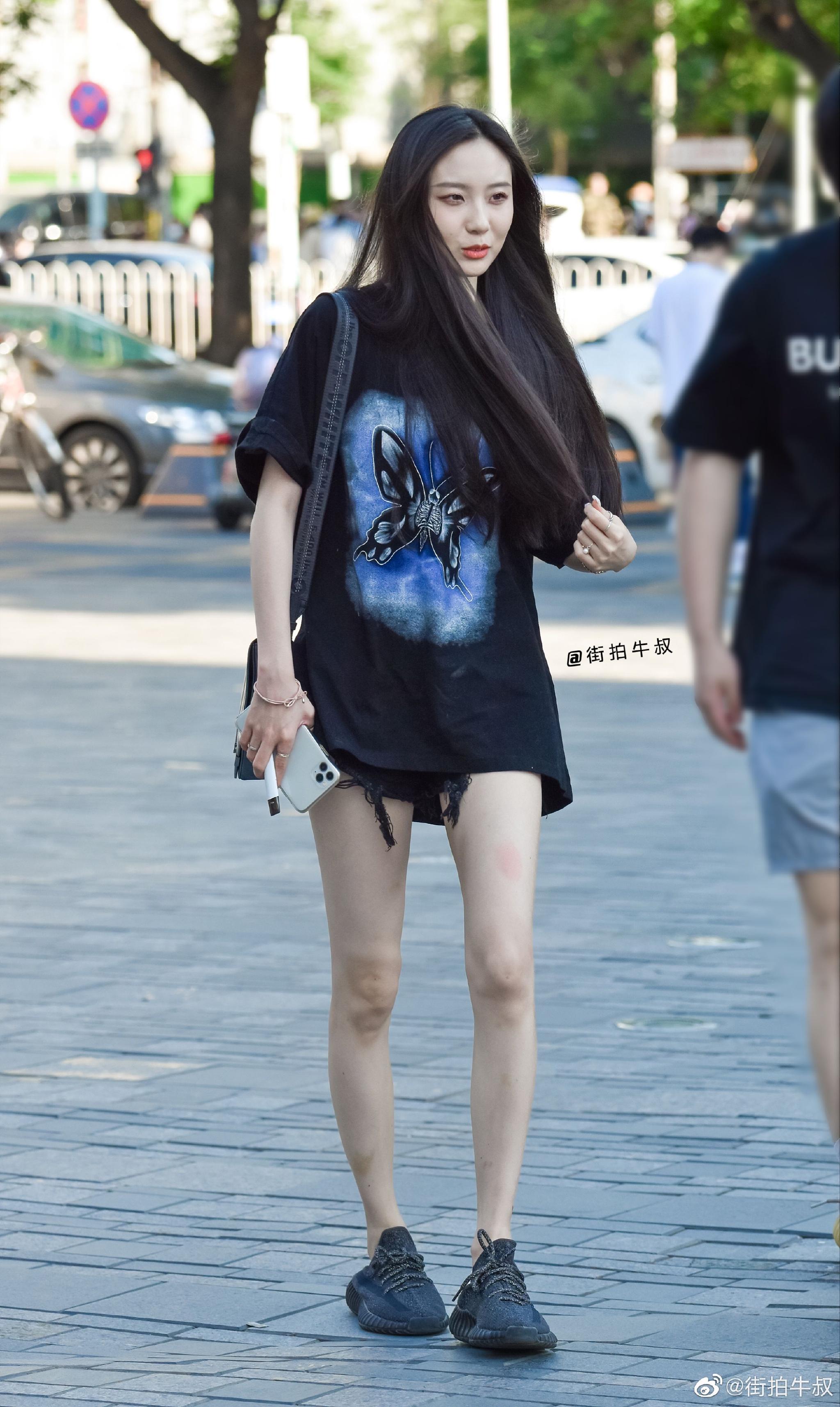 美女穿着休闲个性的热裤t恤出街