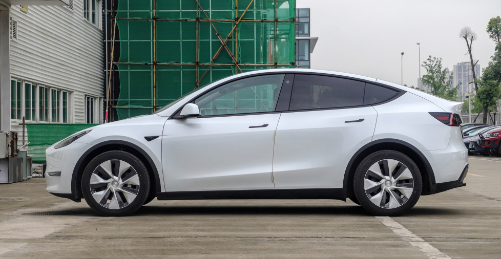 正文同时,理想one本身自带了6座和7座两种座椅布局,而特斯拉model y是