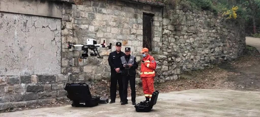 男子带4岁半孩子翻山进景区被困休闲区蓝鸢梦想 - Www.slyday.coM