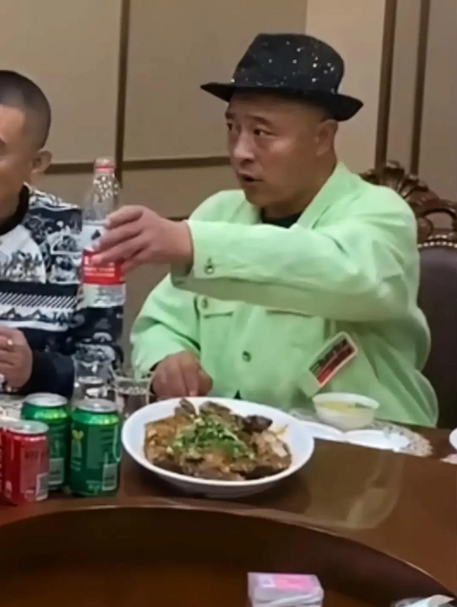 刘小光却喝水,表情显得很不乐意,但他却执意不喝酒,一定要喝水