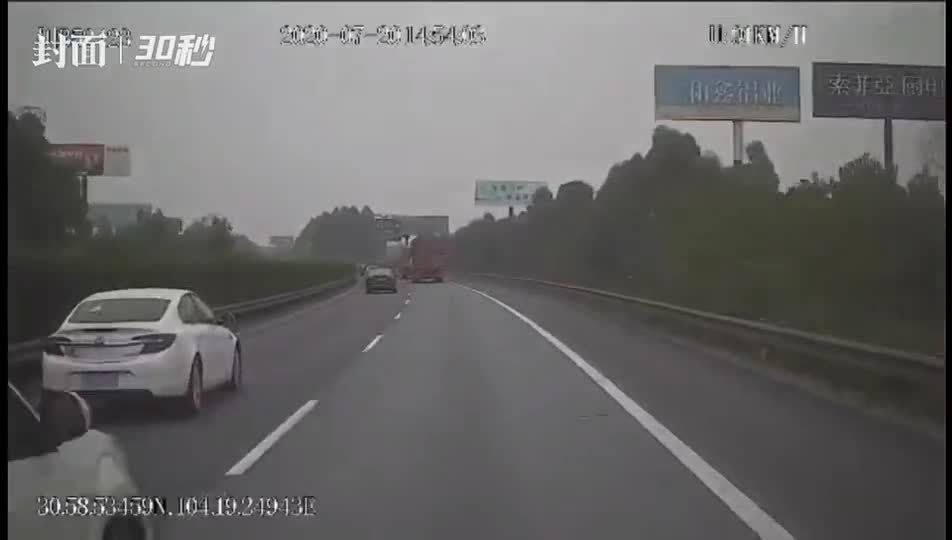 大客车强行变道惹怒轿车轿车追上来一番 教他做人 被行拘