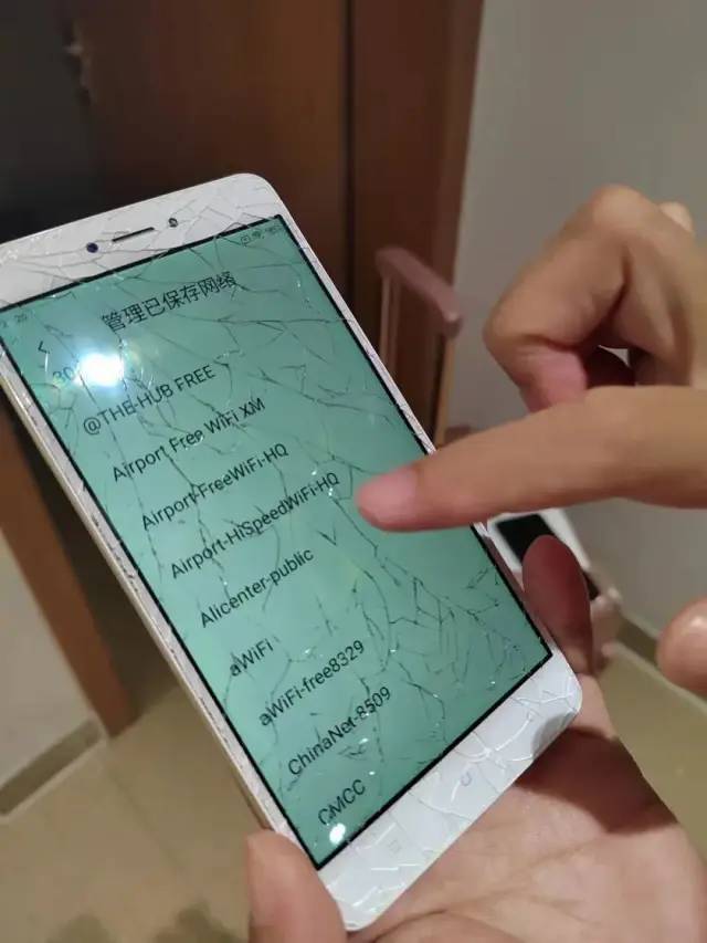 “我躲在上海虹桥的卫生间，不知道去哪”休闲区蓝鸢梦想 - Www.slyday.coM