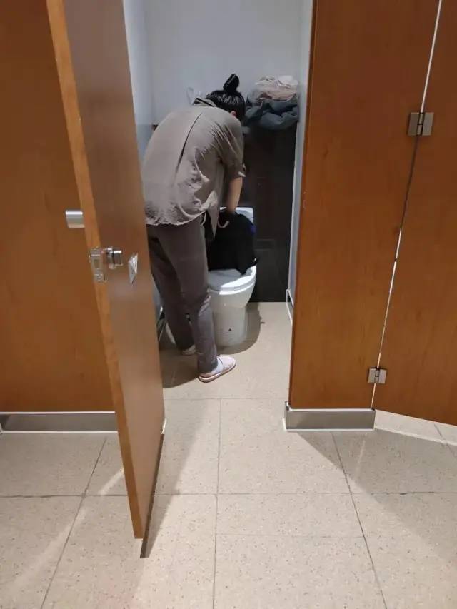 “我躲在上海虹桥的卫生间，不知道去哪”休闲区蓝鸢梦想 - Www.slyday.coM