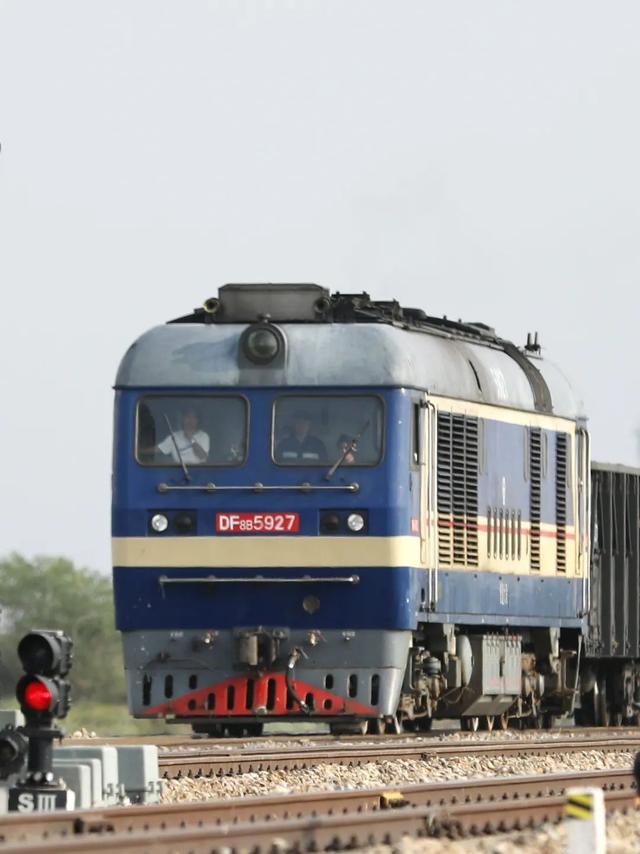 火车头是怎么加油的呢