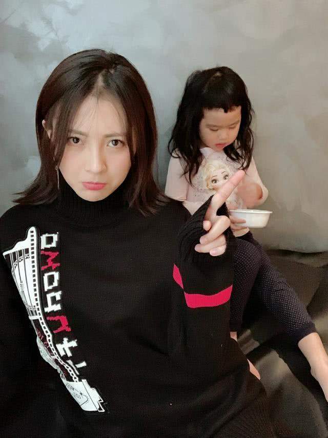 包贝尔冬至晒女儿证件照,幽默发文,无刘海的饺子美得像包文婧