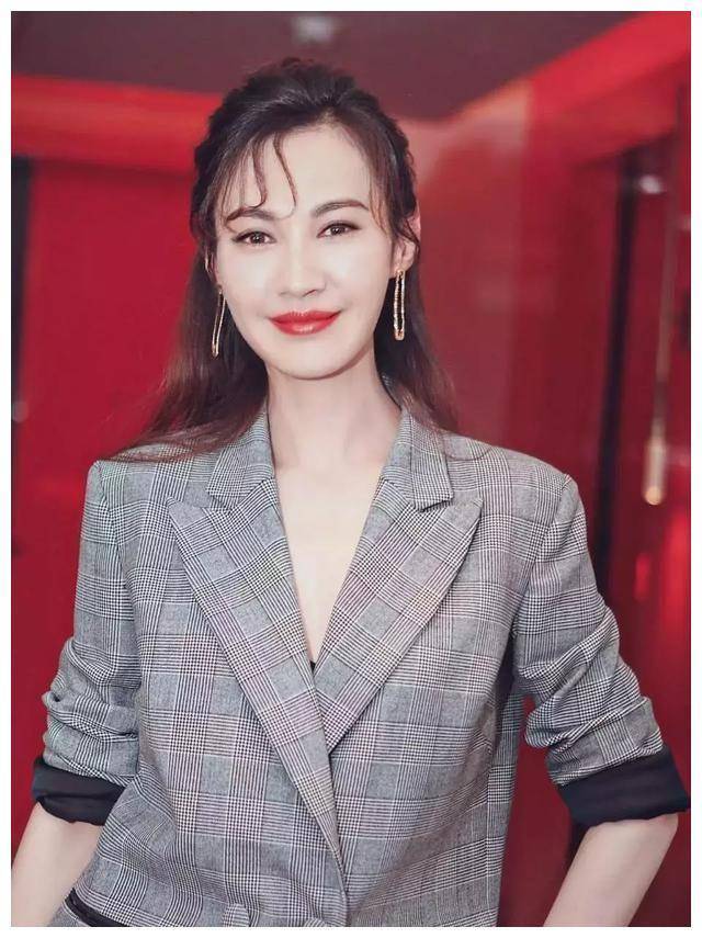演员杨雪，凭“江玉燕”爆火，却在巅峰期结婚，如今已成带货主播