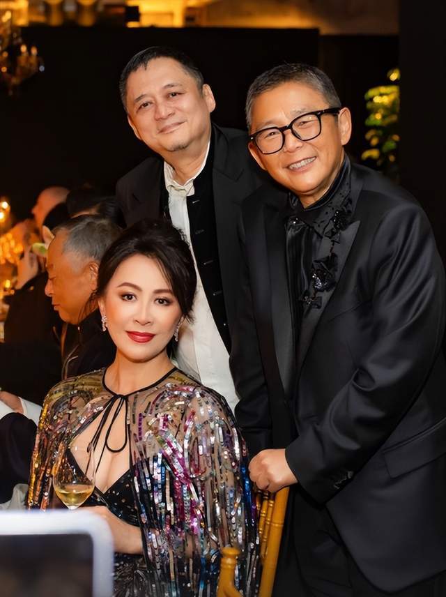 两大“奇女子”罕有同框!何超琼知己酷劲十足,李嘉诚知己好优雅