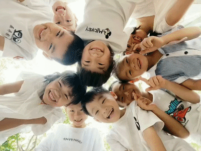 每小孩在她镜头前都笑得非常有感染力她是怎么做到的
