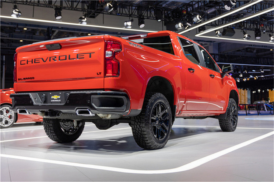 搭载62升v8发动机雪佛兰经典皮卡索罗德亮相2021上海进博会