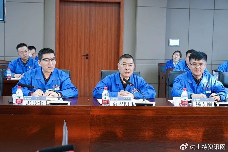 袁宏明与比亚迪集团高级副总裁弗迪动力董事长罗红斌座谈