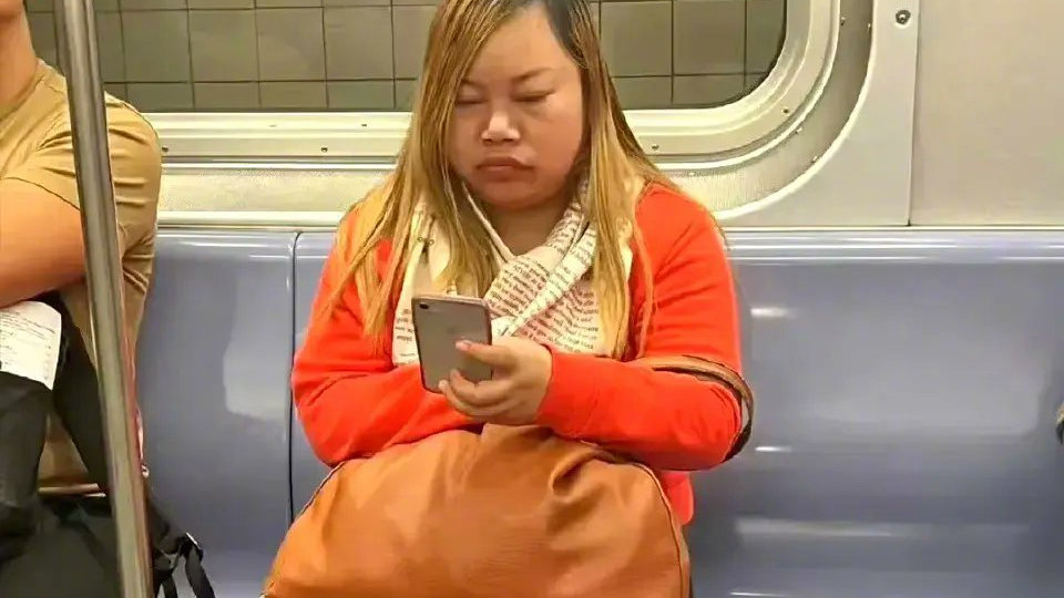 初代网红凤姐近况，衣着寒酸坐地铁，自曝在美国活得人不如猪|凤姐|罗玉凤|美国|地铁|芙蓉姐姐_新浪新闻