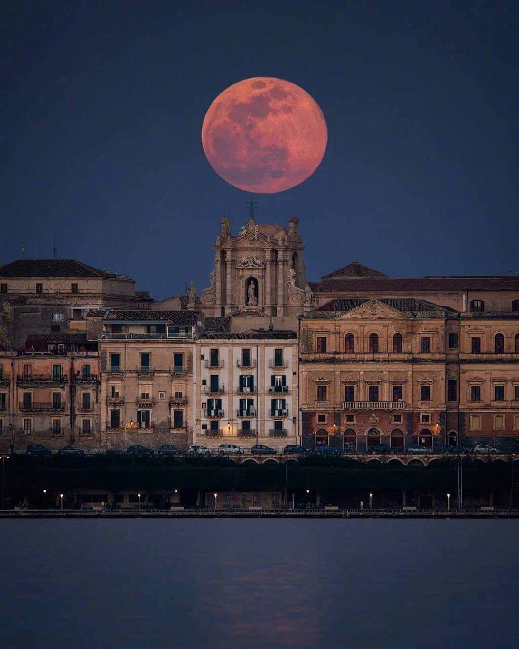 夜晚的西西里有着太多的美丽传说