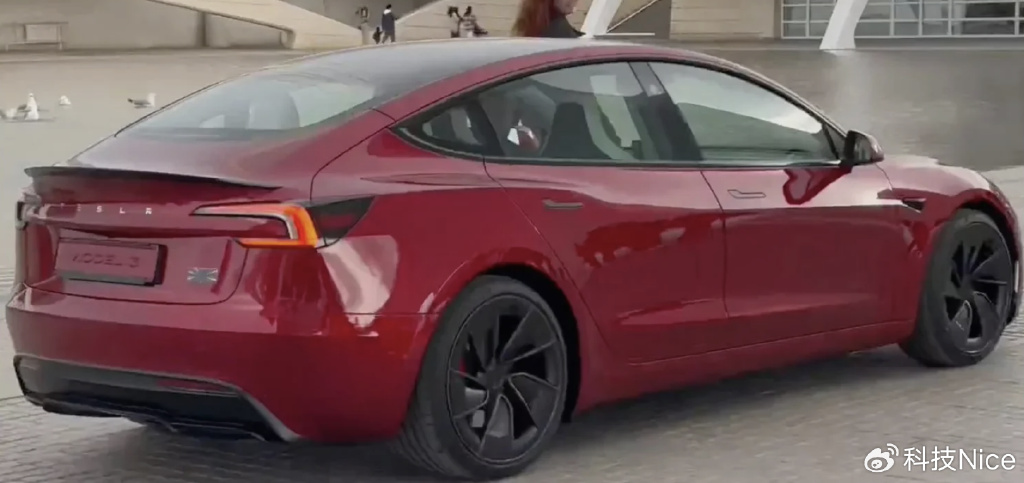 特斯拉Model 3高性能版近照曝光,或即将上市,将成极氪007劲敌?-新浪汽车