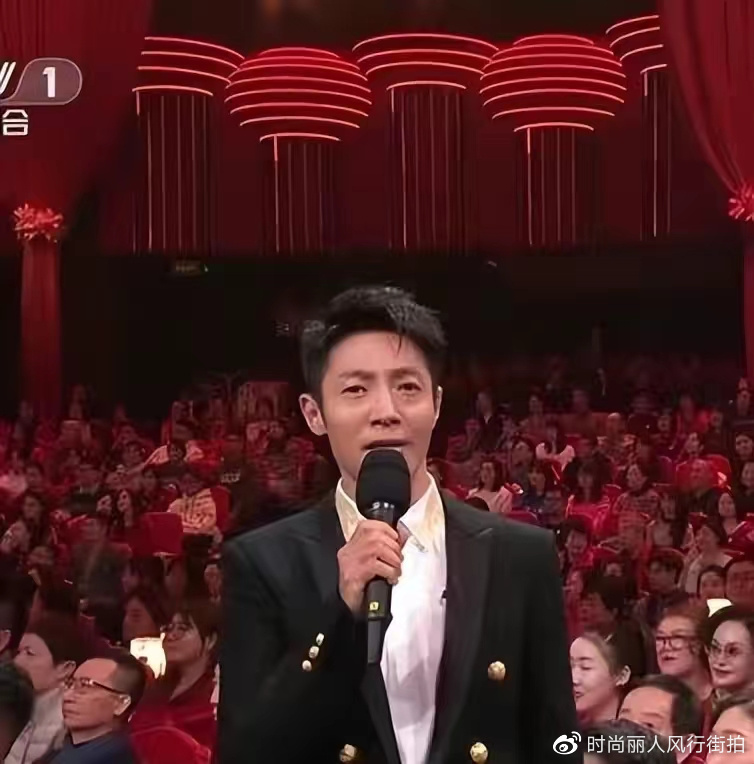 可严肃可幽默,主持风格十分多变,临场反应能力也很强,像前几年的春晚