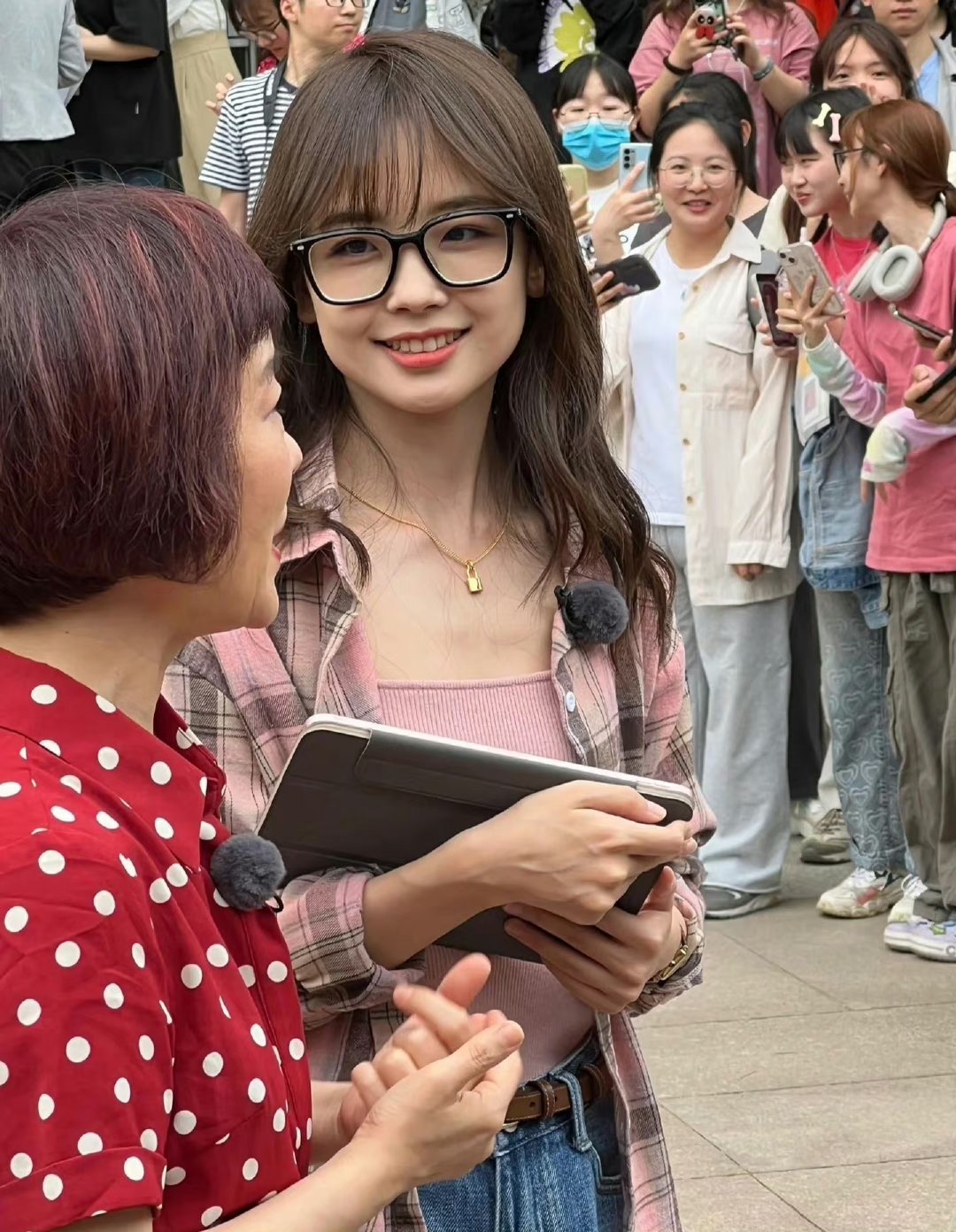 好久不见,王冰冰到中传录制节目 还是很可爱的大头冰