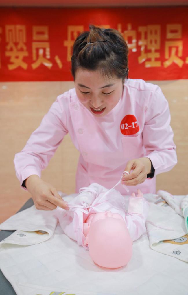 组图|育婴养老护理,看家政行业赛技能|母婴|家政|技能_新浪新闻