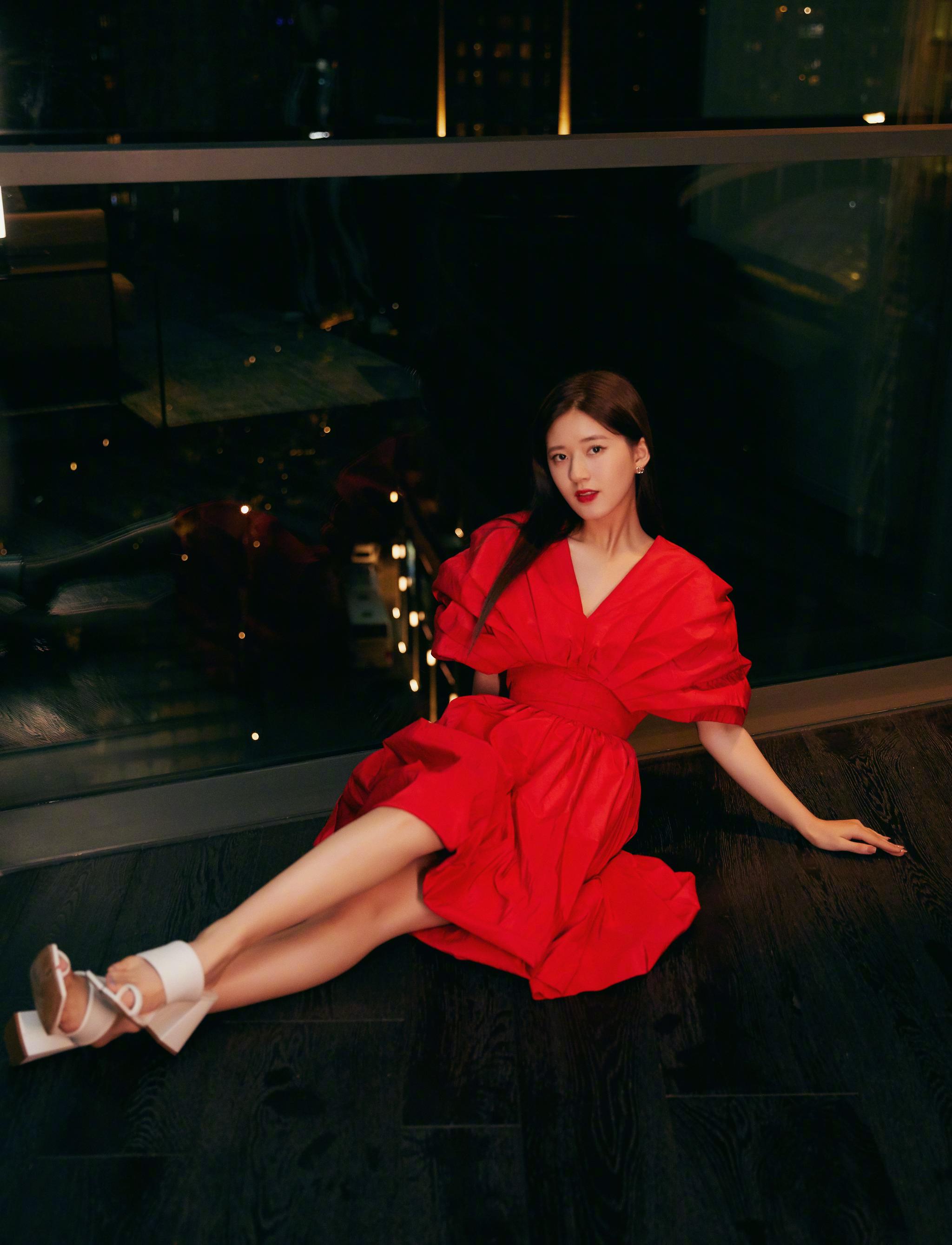 赵露思今日份营业,穿上花苞红裙