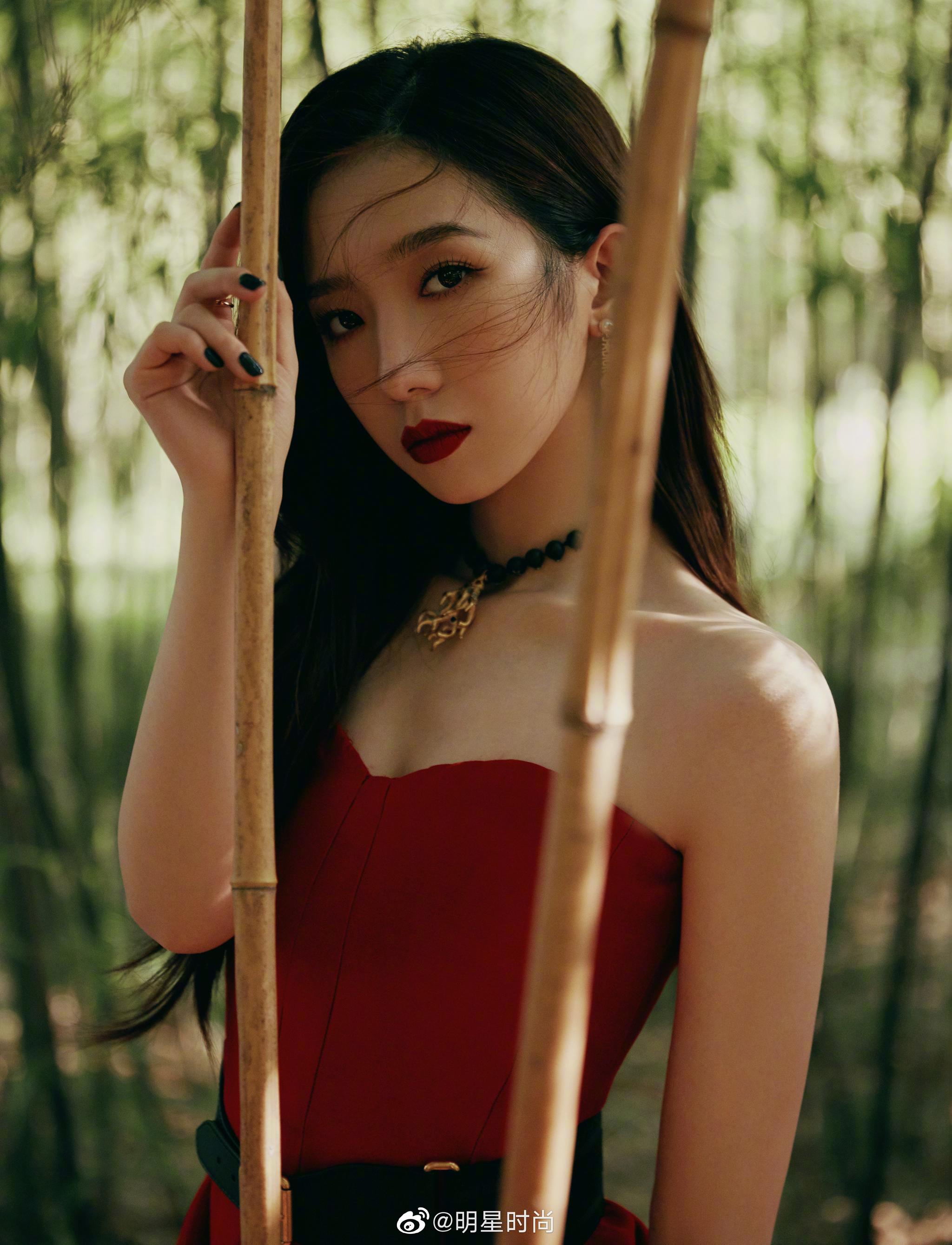 孟美岐最新活动造型一袭抹胸红裙明艳动人于林间起舞