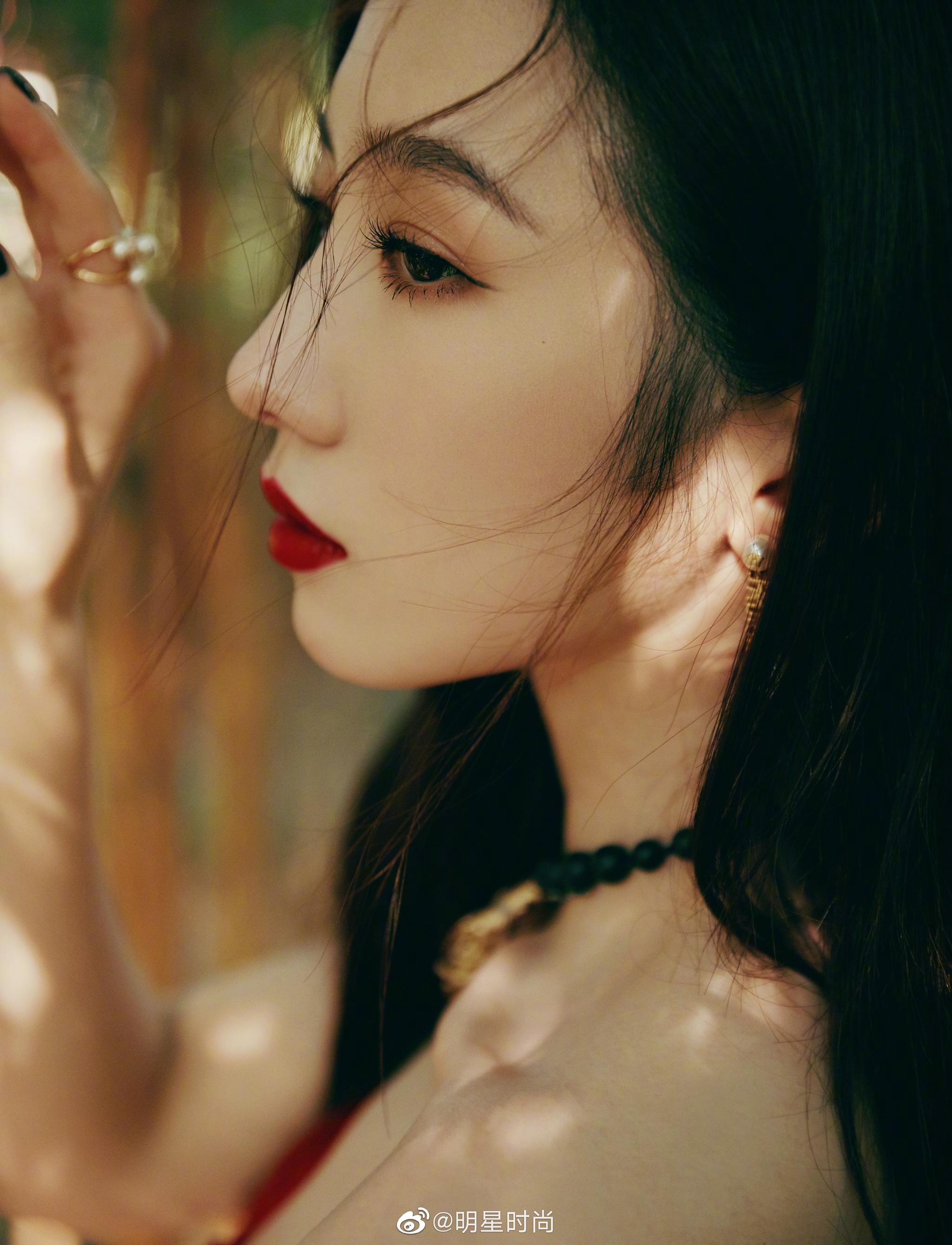 孟美岐最新活动造型一袭抹胸红裙明艳动人于林间起舞