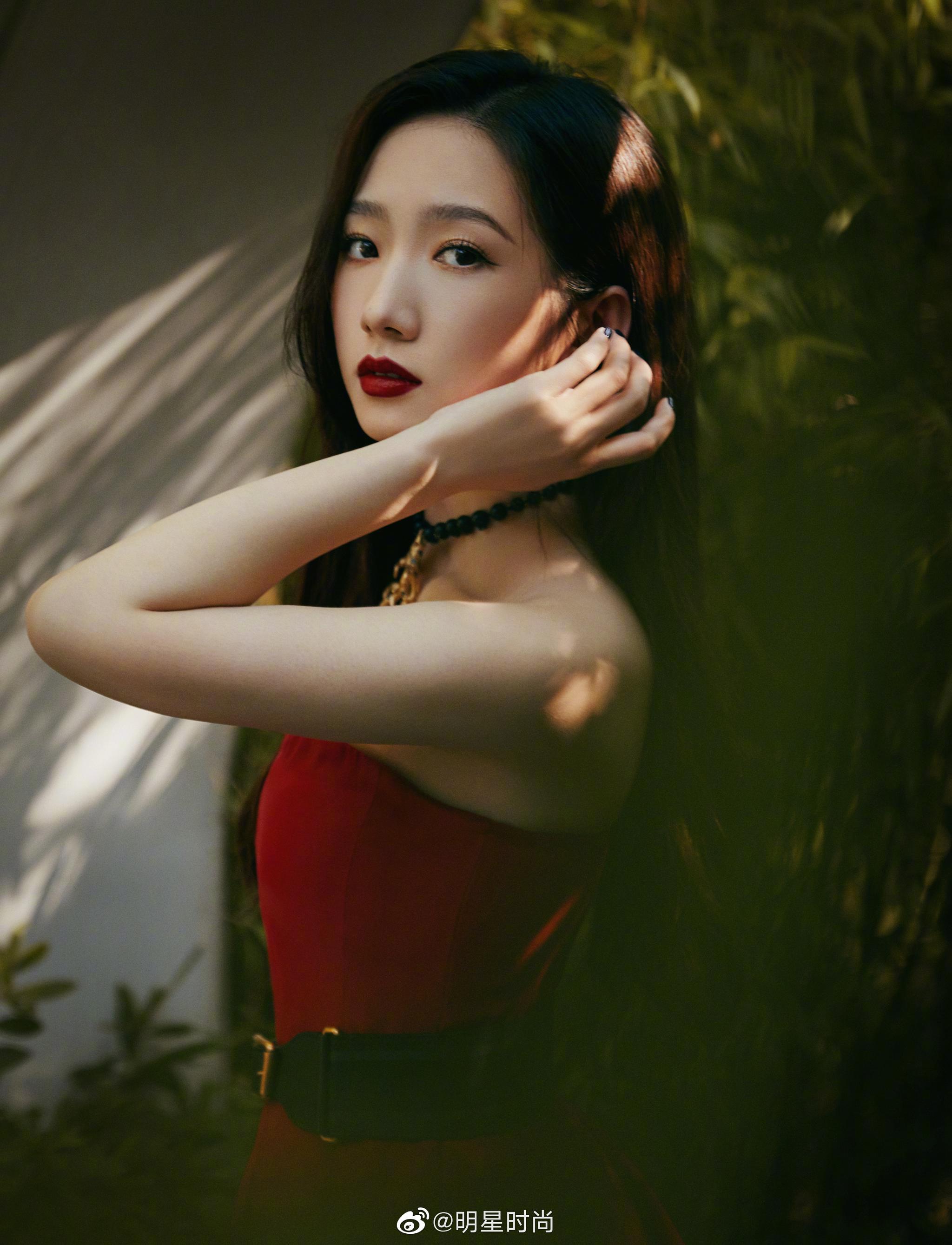 孟美岐最新活动造型一袭抹胸红裙明艳动人于林间起舞