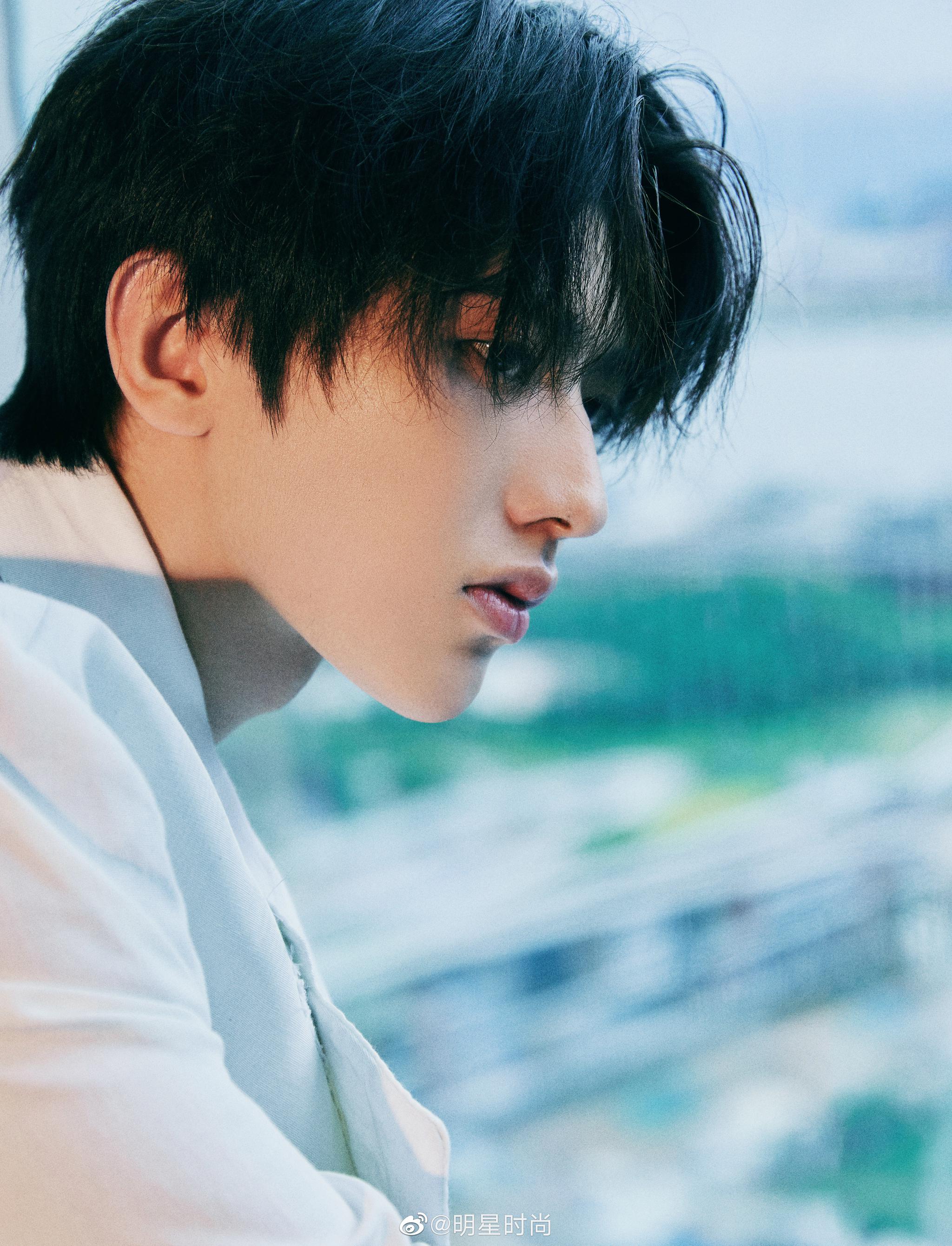 蔡徐坤最新造型,他身着白色摩登复古西装搭配喇叭裤,眉目清俊