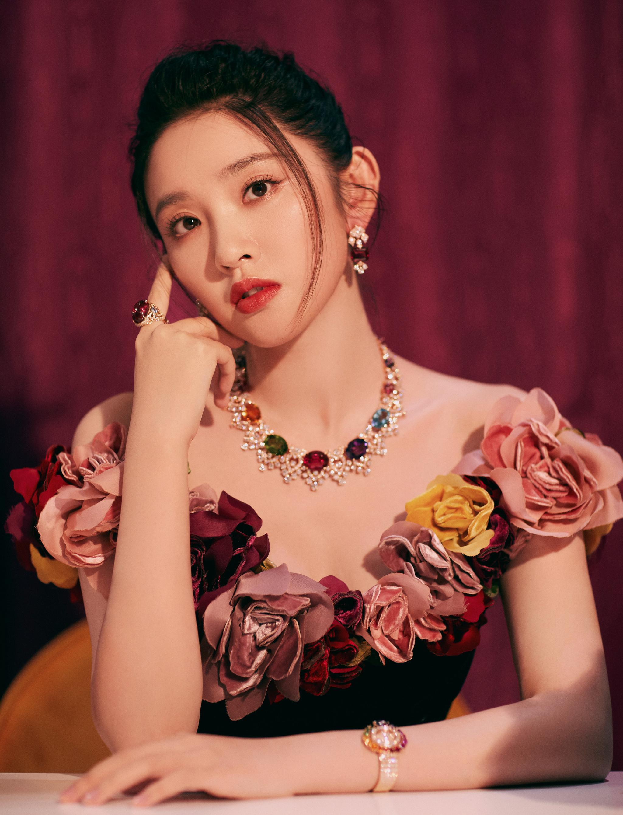 产后首露面出席活动,身穿黑色抹胸花瓣裙……|唐艺昕_新浪新闻