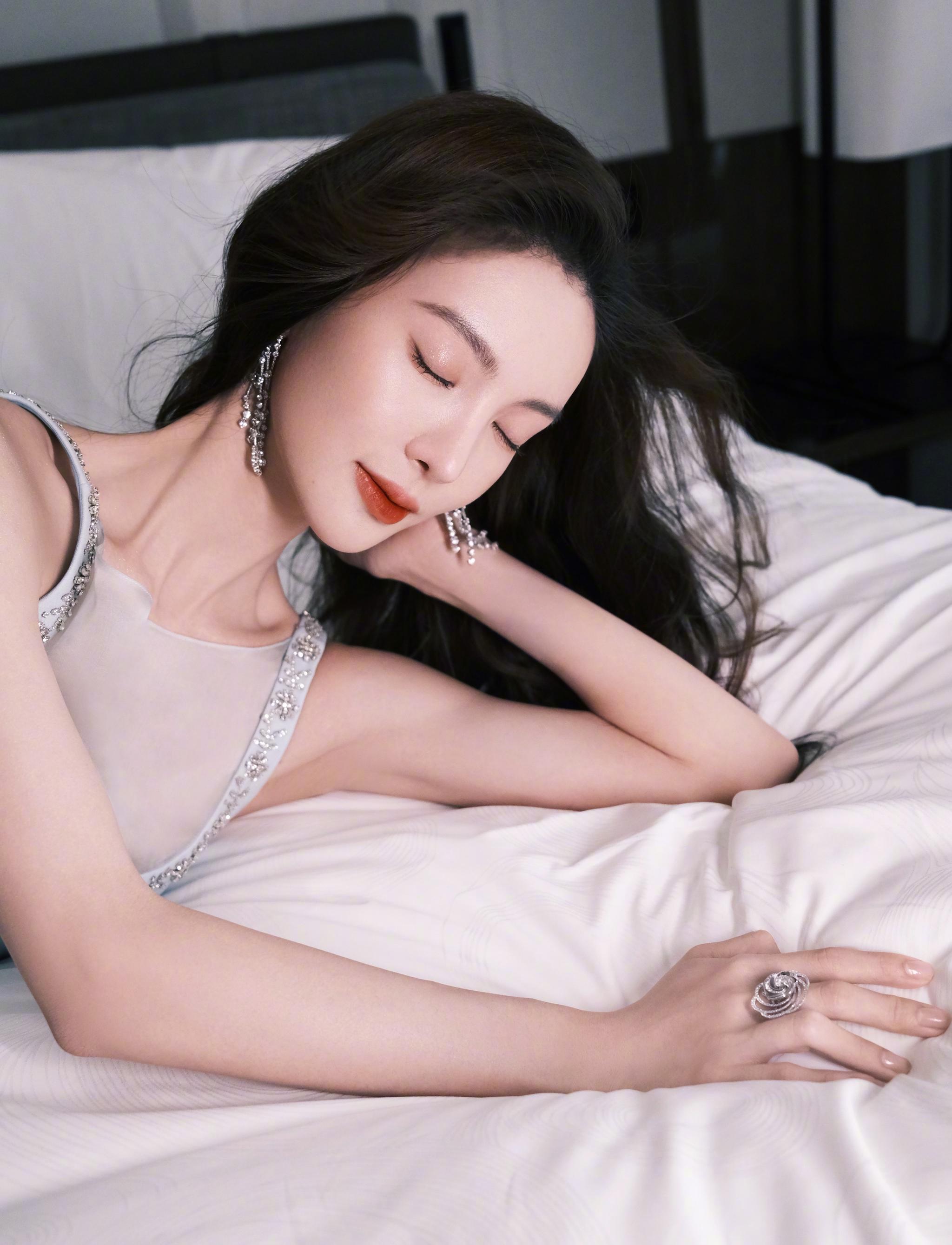 今天,出席 的@金晨 ,身穿prada礼服