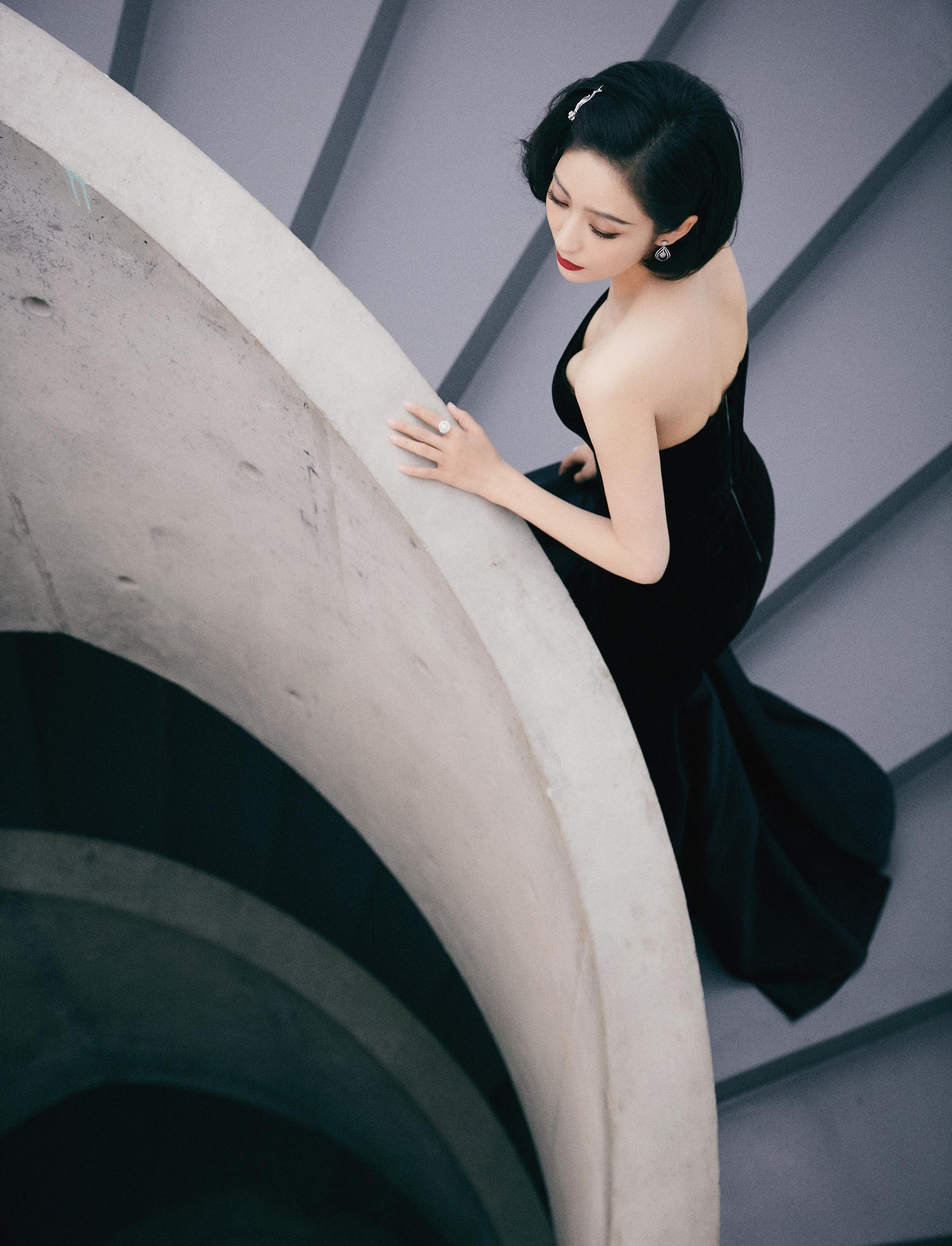 佟丽娅一身黑色束腰丝绒鱼尾裙出席cosmo时尚盛典_高清图集_新浪网