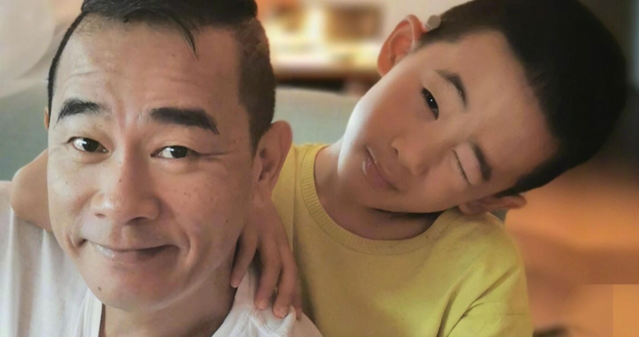 陈小春和两个儿子合影:前面抱着hoho,背后靠着jasper,有福气