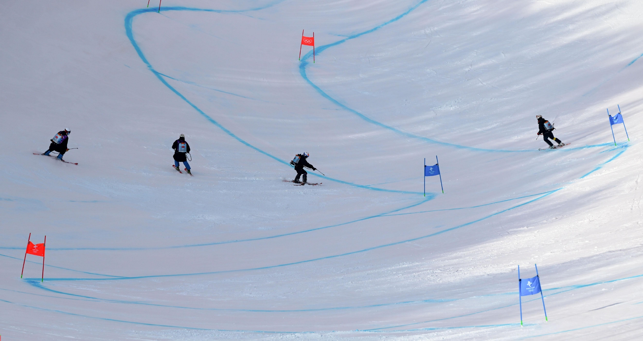 北京冬奥会高山滑雪赛道上的粉刷匠
