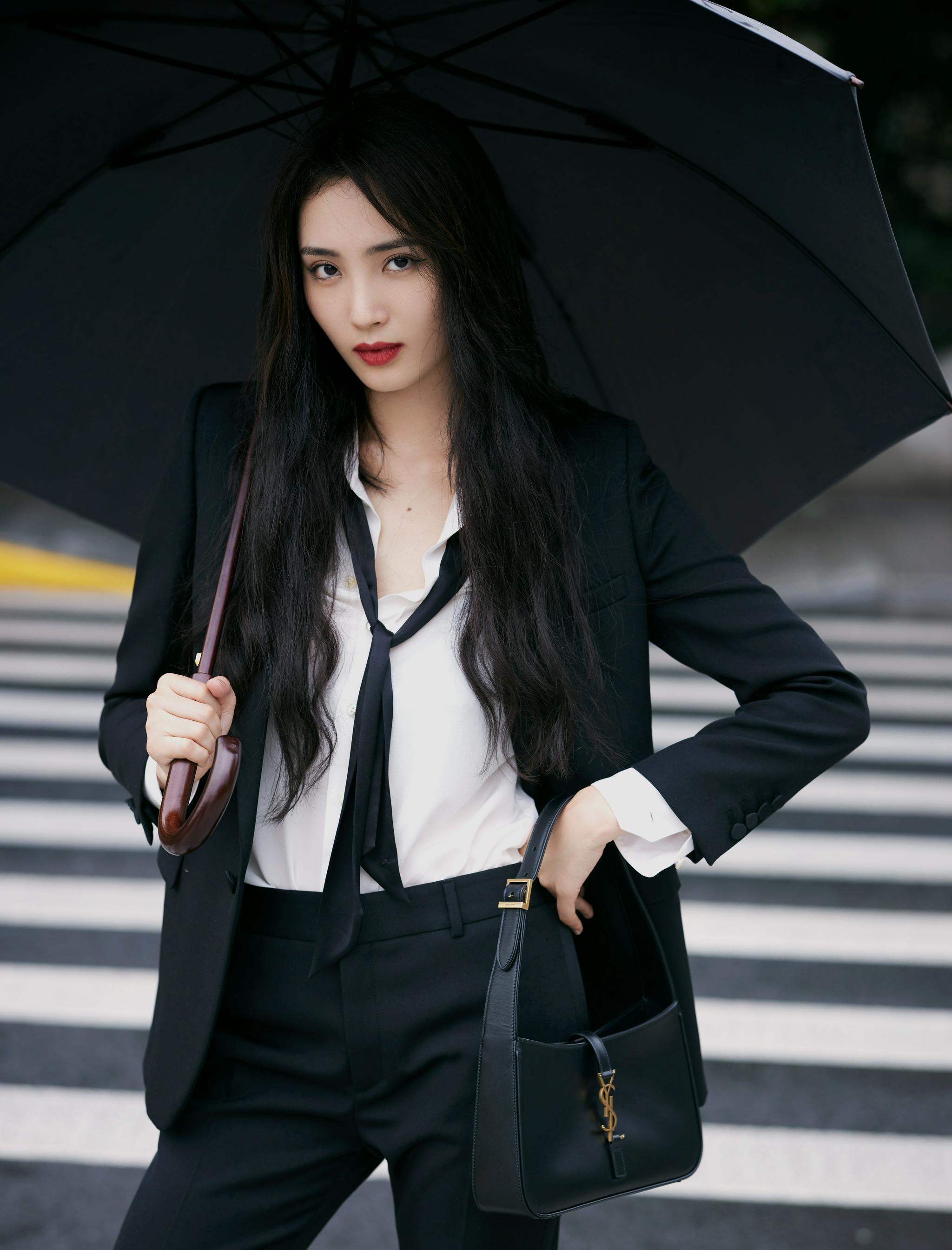 出席saint laurent "betty catroux"时尚展……|王紫璇|时尚|吸烟