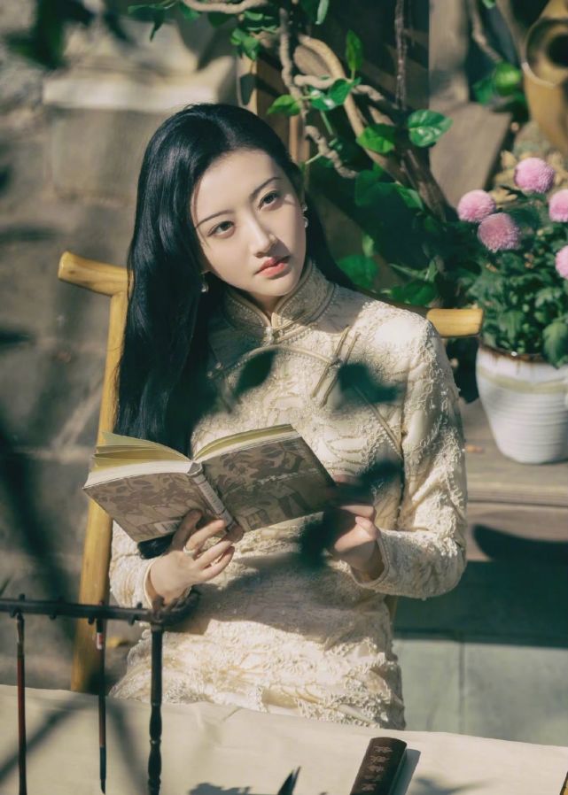 胖成球的颖儿终于瘦回颜值巅峰穿龙纹旗袍a炸戴红手套更惊艳