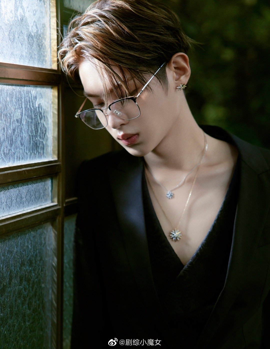 黄明昊这身黑色深v西装造型可真是够绝的,好帅!