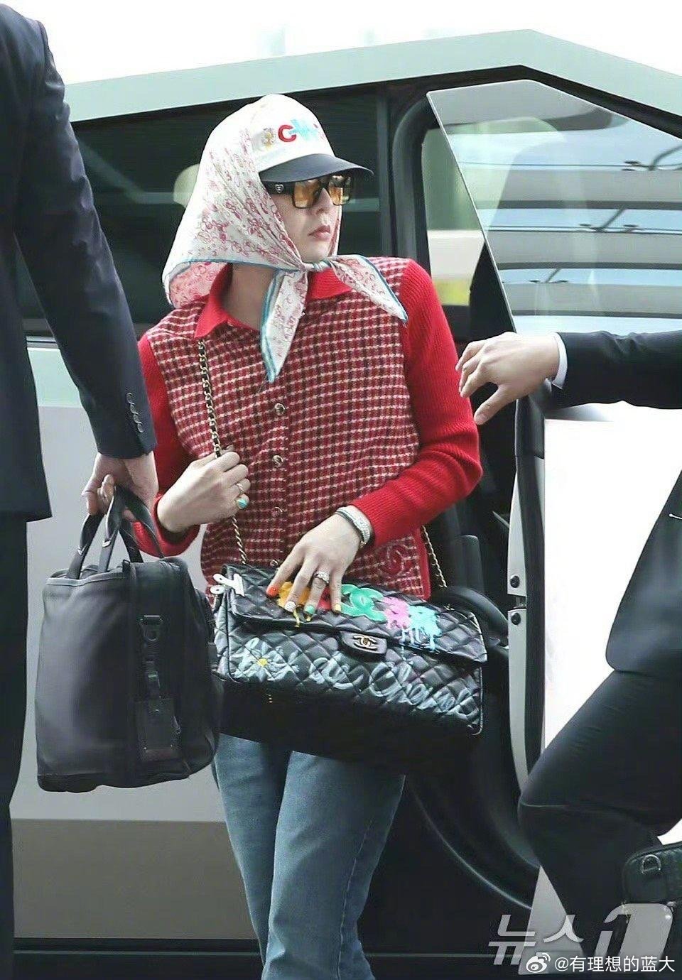 权志龙身穿香奈儿私服,全身上下近20万,出现在香港机场,感觉如何?