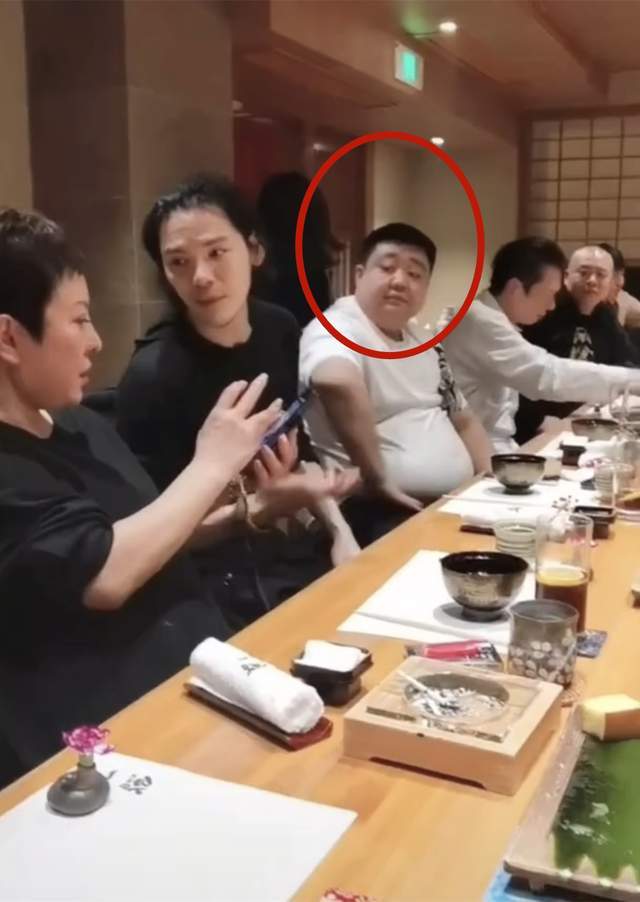 向太一家举行庆功宴!小儿子向佑罕有现身,向太现场检查向佐手机