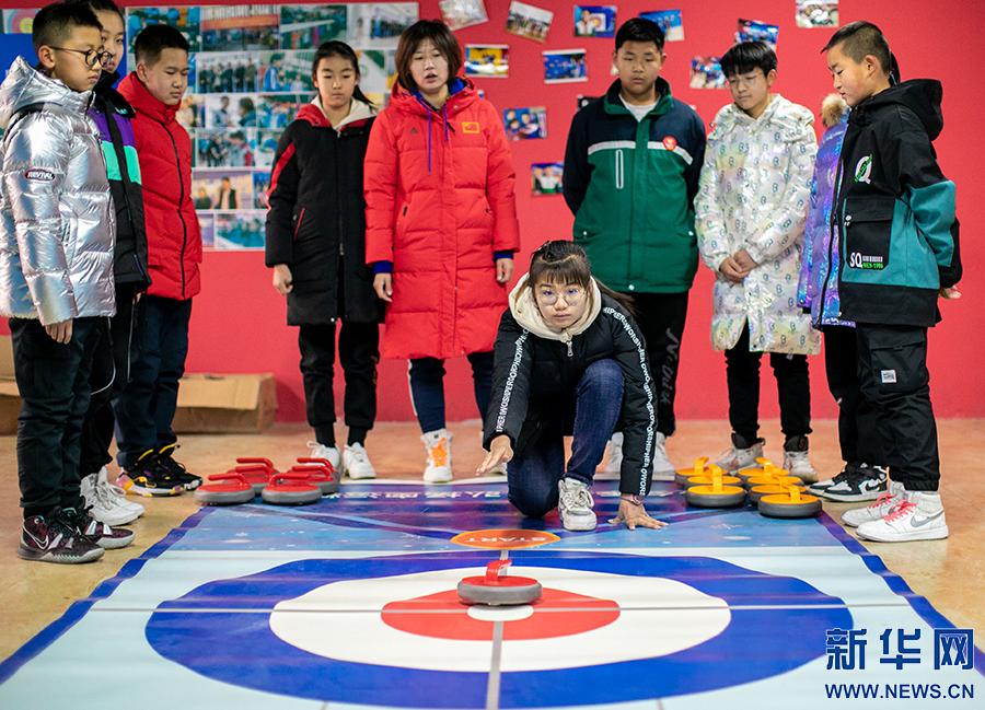 市玉泉区恒昌店巷小学学生在展示自己绘制的以冰雪运动为主题的儿童画