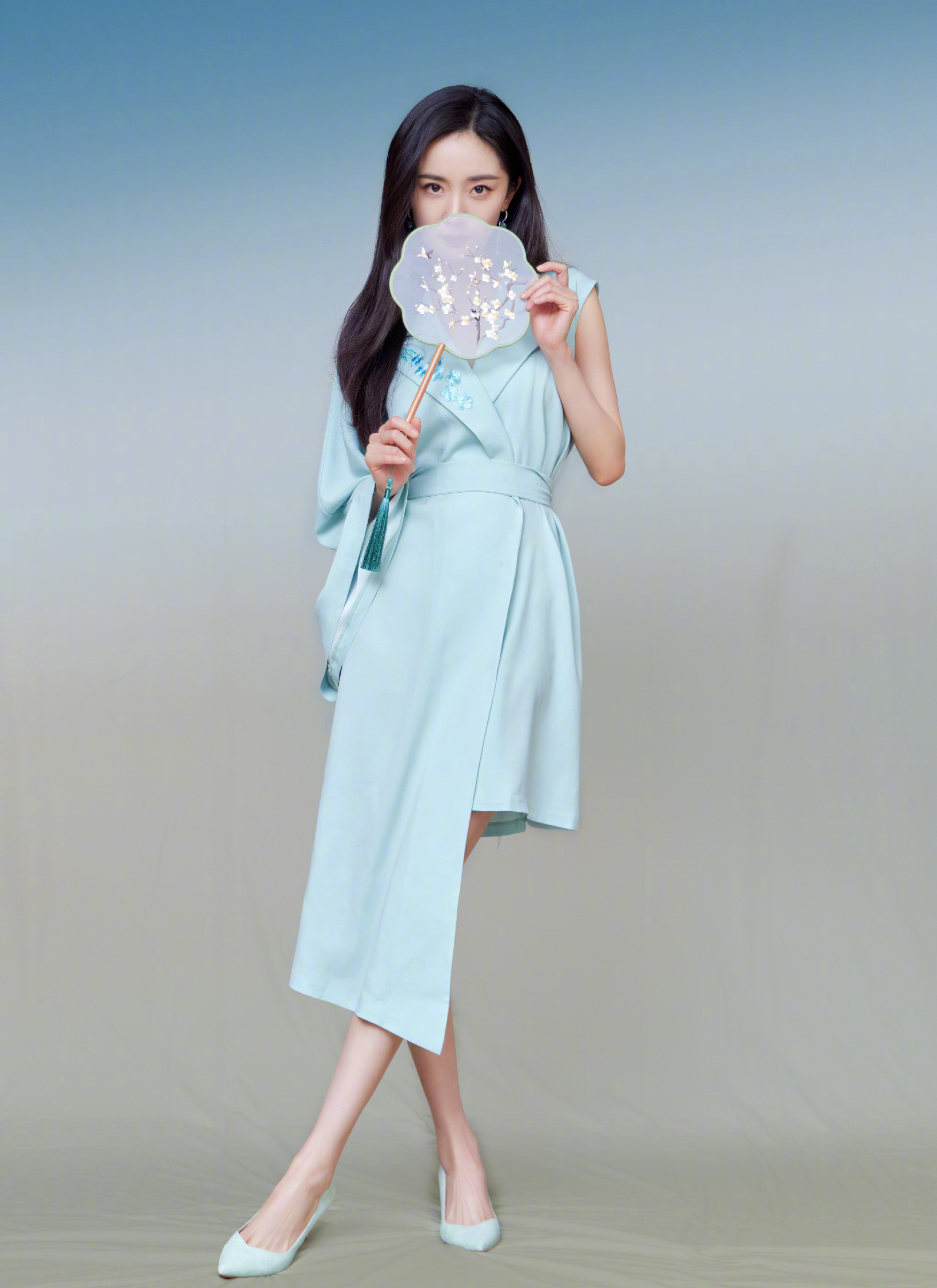 杨幂杨幂直播造型图释出身着蓝色不规则国风短裙