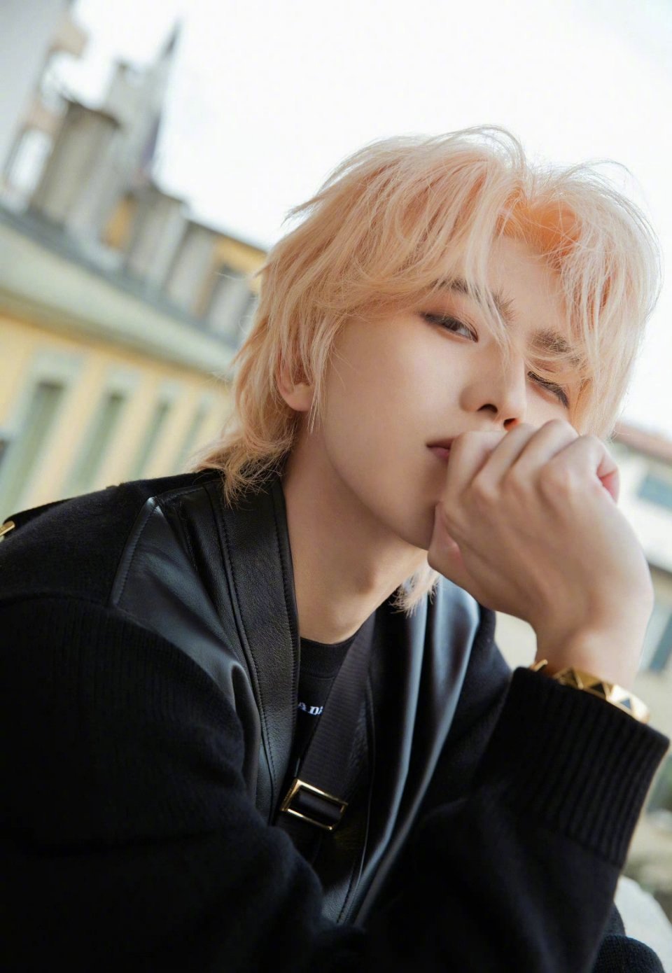 蔡徐坤晒阳台随拍照,坤坤这个发色真的好好看!_高清图集_新浪网