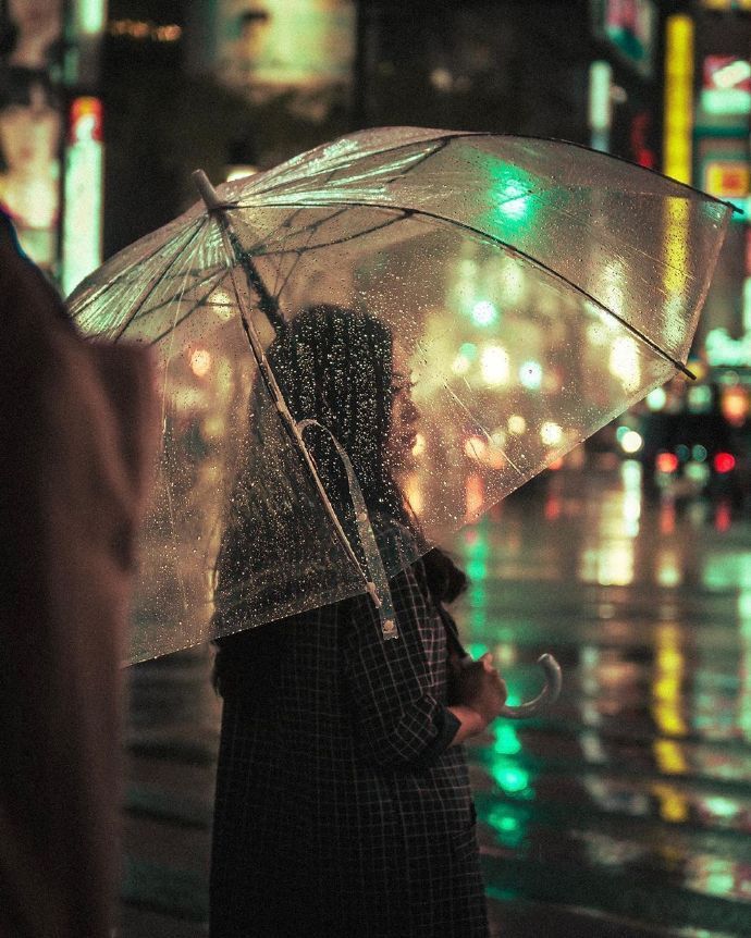 雨夜,每一把伞下都是一座城堡. ins: hnxcam__财经头条