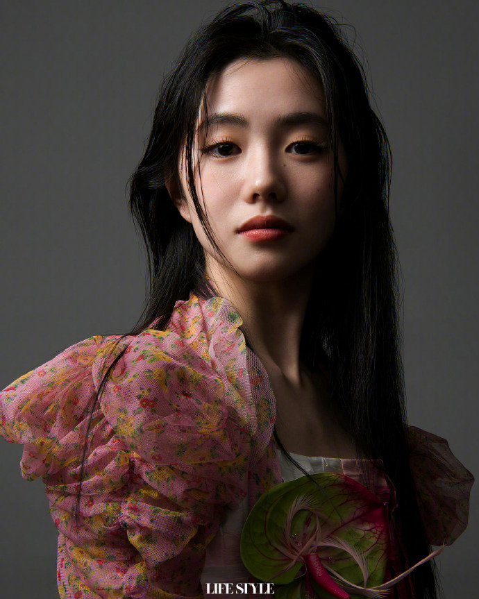 刘浩存精品购物指南4月刊封面