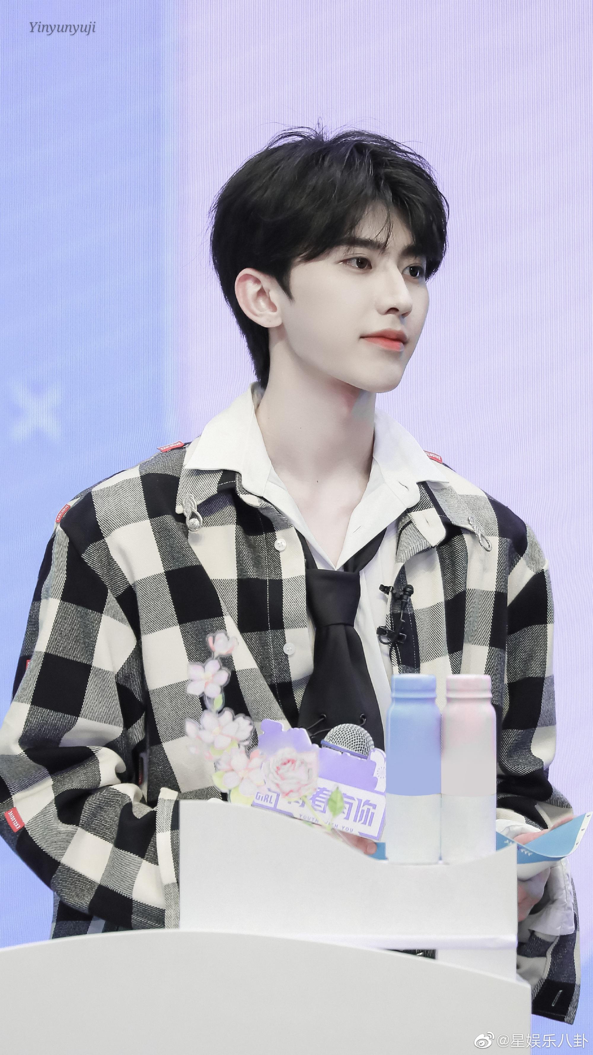 2 蔡徐坤《青春有你2》第15期造型:蔡pd今天以一身黑白格外套亮相第三