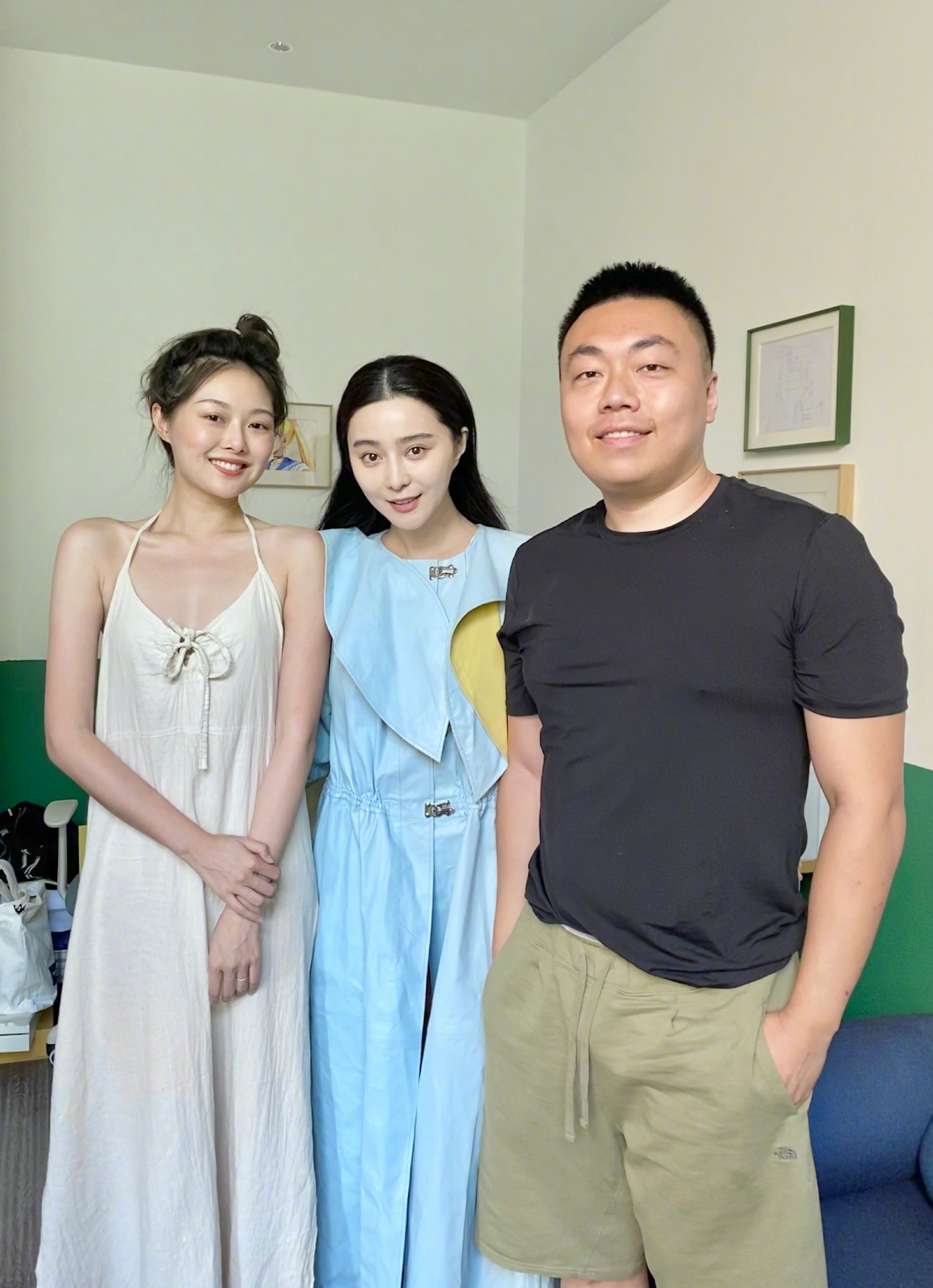 明星和网红真的有壁,这张合照范冰冰素颜赢了