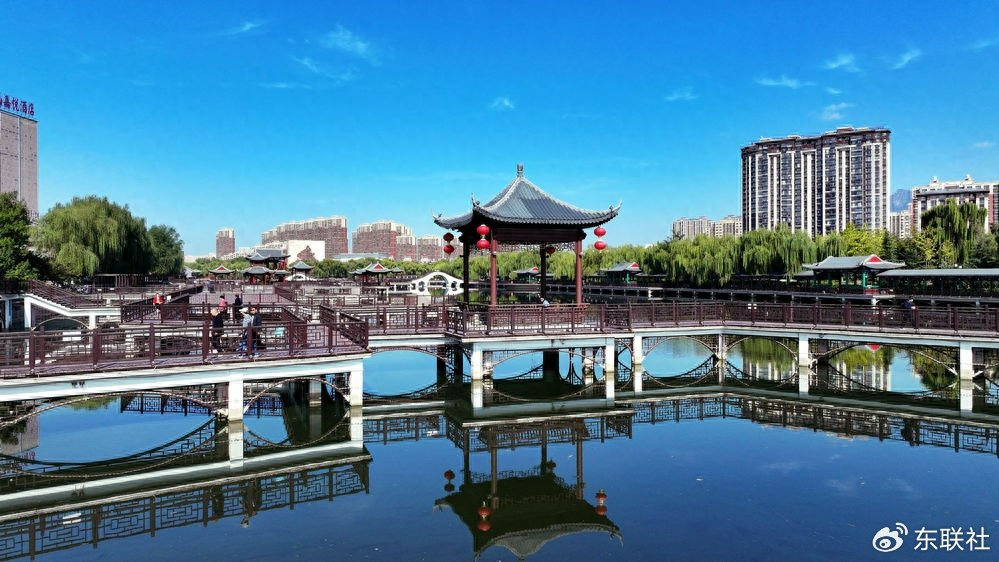 航拍蓝天之下的“泰安老街”滨水景观|泰安|老街|蓝天_新浪新闻