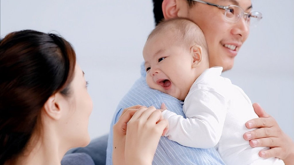 照顾宝宝的成长，爸爸要亲身力行这10件事，孩子发育好更聪明