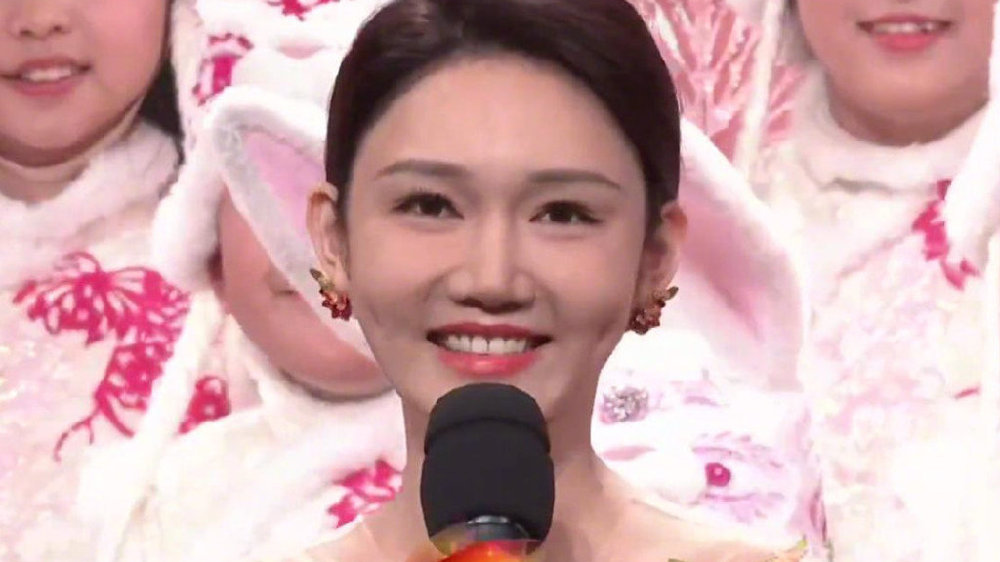春晚女主持状态:龙洋站稳C位,马凡舒破音,新人王嘉宁表现不俗|春晚|马凡舒|王嘉宁_新浪新闻