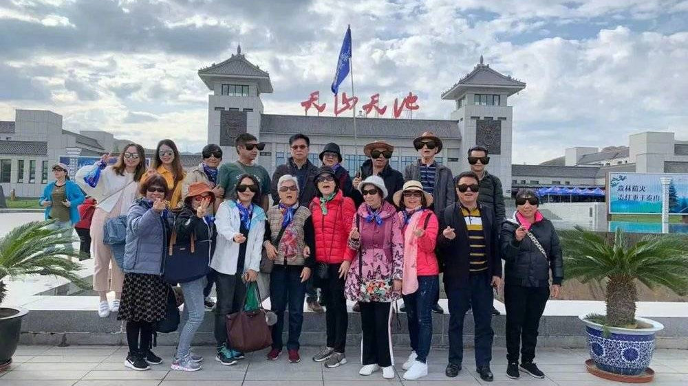 00后混进老年旅行团,3000块钱新疆游|旅行团|宝珠|00后_新浪新闻