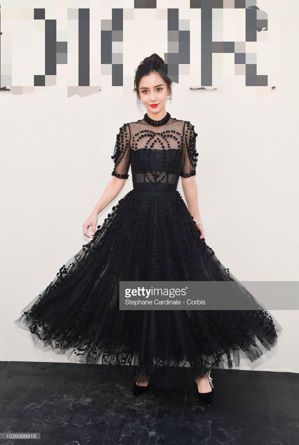 angelababy一组外网生图曝光,照片中她身穿黑色蕾丝透视长裙